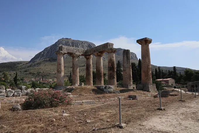 Templo de Apolo en Corinto, en pie ya cuando Pablo predicó en la ciudad
