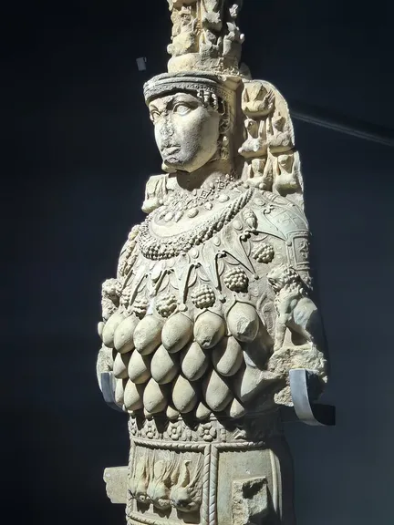 Ártemis de los efesios, cuya imagen creían caída del cielo
