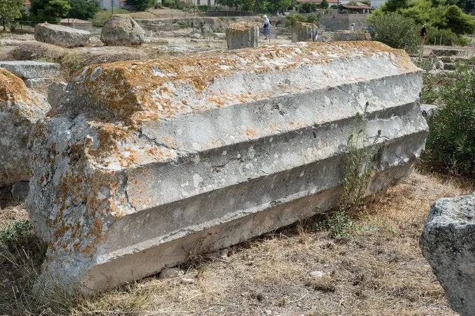 Templo de Apolo en Corinto, con siete de sus treinta y ocho columnas en pie