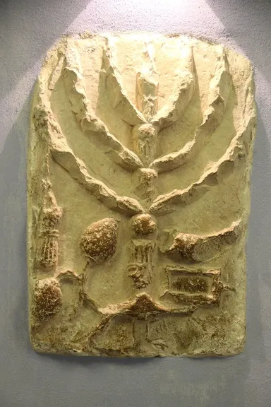 Relieve en piedra con el candelabro de siete brazos y los utensilios del Santuario