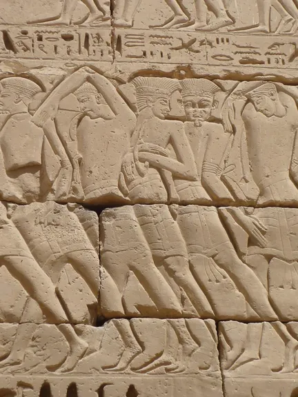 Cautivos filisteos en un relieve de Ramsés III en Medinet Habu