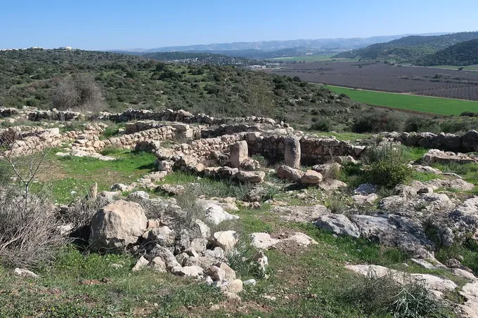 Muralla de casamatas de Jirbet Qeiyafa, sobre el valle de Ela