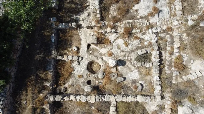 Vista aérea de Jirbet Qeiyafa, ciudad fortificada de Judá en tiempos de David
