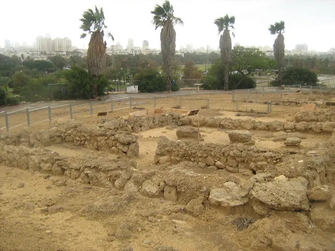 Templo filisteo de Tel Qasile, con las dos columnas centrales que sostenían el techo