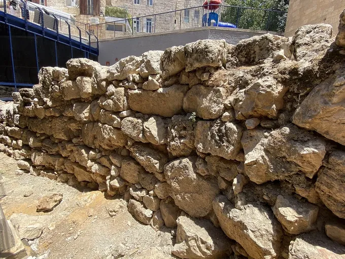 Tramo del Muro Ancho excavado por Avigad en 1970, que sacó de la discusión la extensión de la Jerusalén real