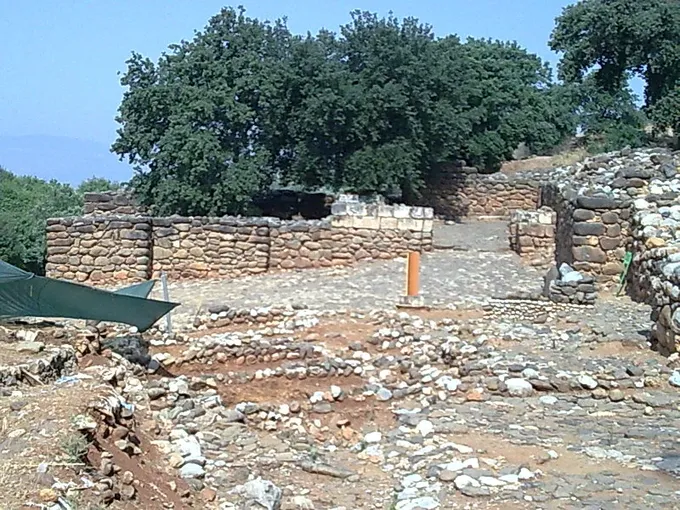 Estrado regio en la puerta israelita de Dan, como aquel en que se sentaba el rey