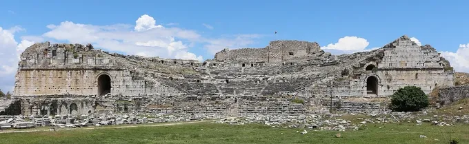 Teatro de Mileto, ciudad donde Pablo dejó enfermo a Trófimo