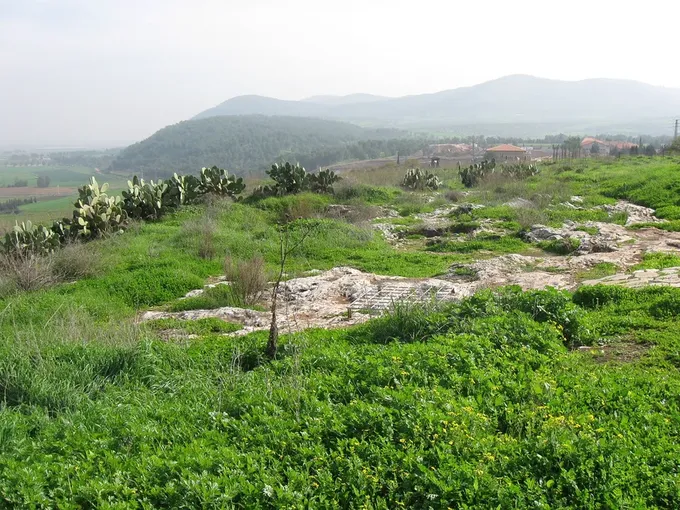 Tel Jezrael, con el recinto real fortificado de Amrí y Acab