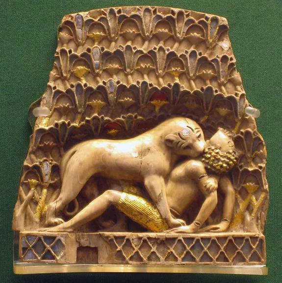 Marfil de Nimrud: la leona que devora a un nubio