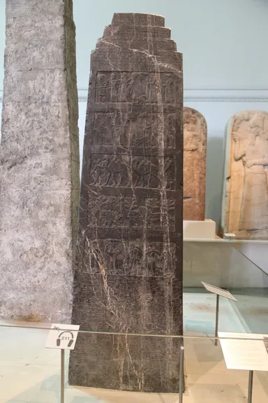 Las cuatro caras del Obelisco Negro