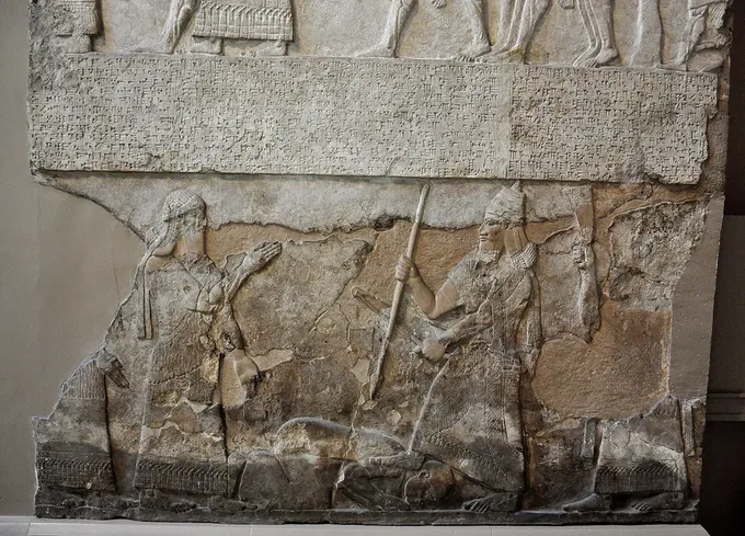 Relieve del palacio central de Nimrud, con la banda de anales sobre la escena