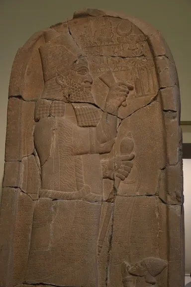 Estela de victoria de Asarhaddón, rey de Asiria, hallada en Zincirli