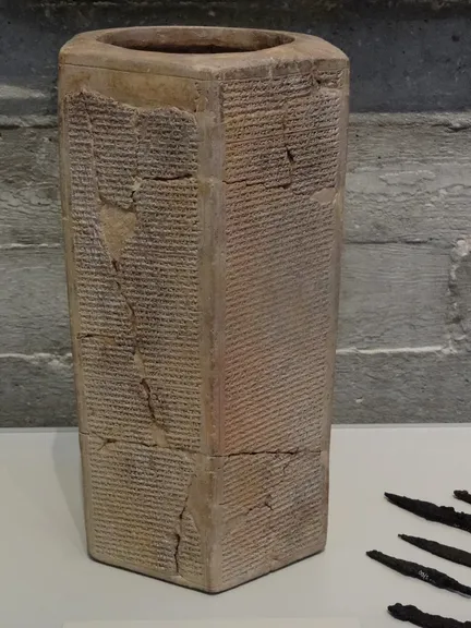 Prisma de Senaquerib con sus anales, en la copia del Museo de Israel: el asirio cuya invasión anuncia el profeta