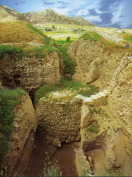 Tell es-Sultán, la Jericó bíblica: al pie del cerro mana la fuente cuyas aguas malas sanó Eliseo con un puñado de sal