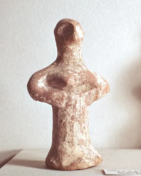 Figurilla judaíta de pilar, testimonio del culto doméstico que Manasés consintió