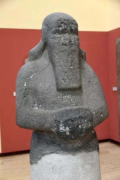 Estatua de Salmanasar III: su inscripción llama a Hazael «hijo de un don nadie»