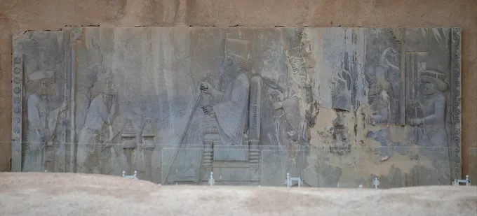 Relieve del Tesoro de Persépolis con Darío I entronizado