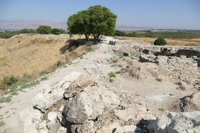 Muros inclinados de Hasor, huella del terremoto de los días de Ozías
