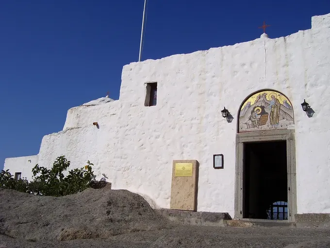 La cueva de Patmos, la isla donde Juan estaba «a causa de la palabra de Dios»