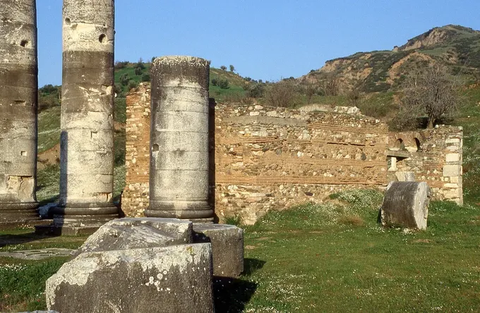 Templo de Artemisa de Sardes, junto a la iglesia bizantina