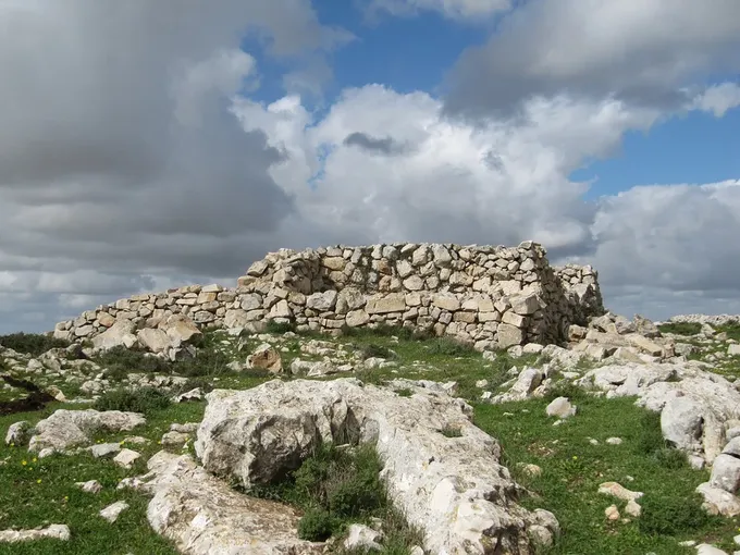 Estructura cultual del monte Hebal, tenida por el altar de Josué