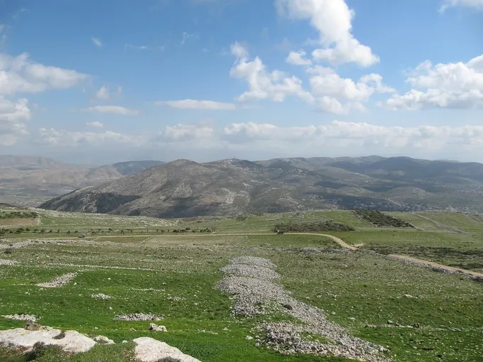 Recinto de piedras del monte Hebal, tenido por el altar que el Deuteronomio manda erigir sobre ese monte