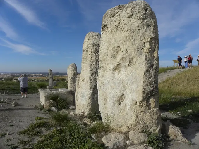Estelas erguidas de Guézer, piedras cultuales como las que Israel debía derribar