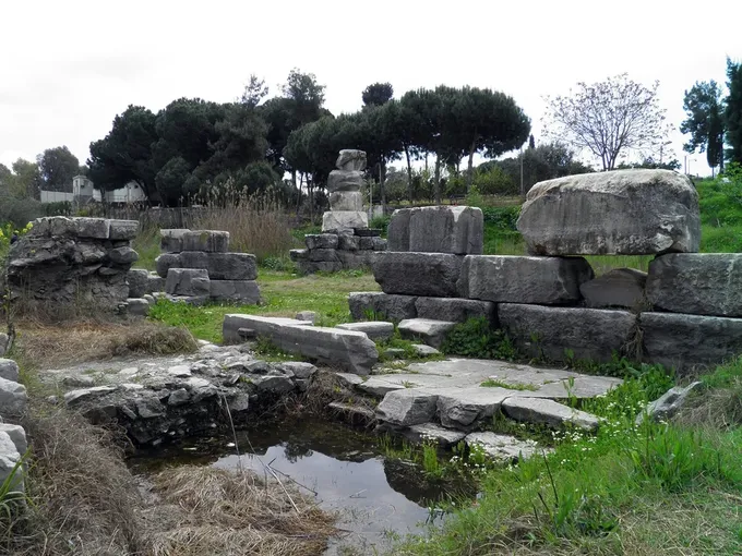 Única columna en pie del templo de Artemisa de Éfeso, una de las siete maravillas