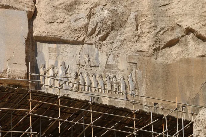 Inscripción de Behistún, de Darío I, que ordenó proseguir el Templo