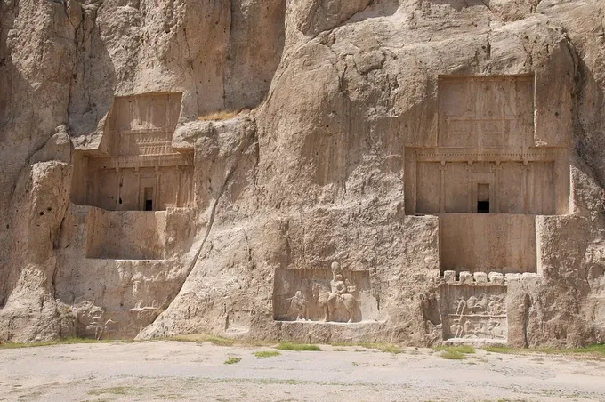 Tumba real aqueménida de Naqsh-e Rustam, atribuida a Artajerjes I, el rey que envió a Esdras a Jerusalén