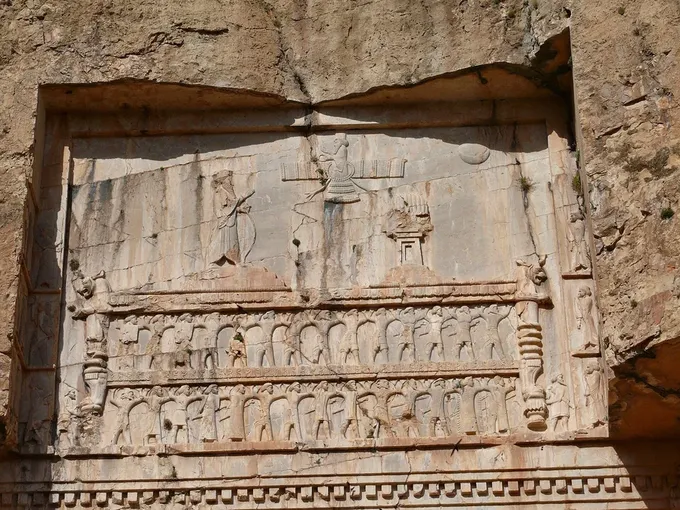 Tumba rupestre de Jerjes I en Naqš-e Rostam, el Asuero del libro de Ester