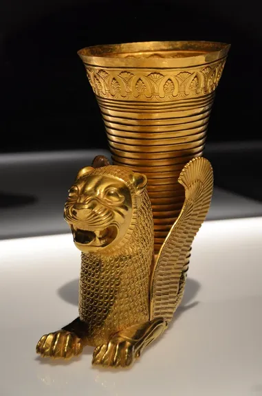 Ritón de oro aqueménida rematado en león alado