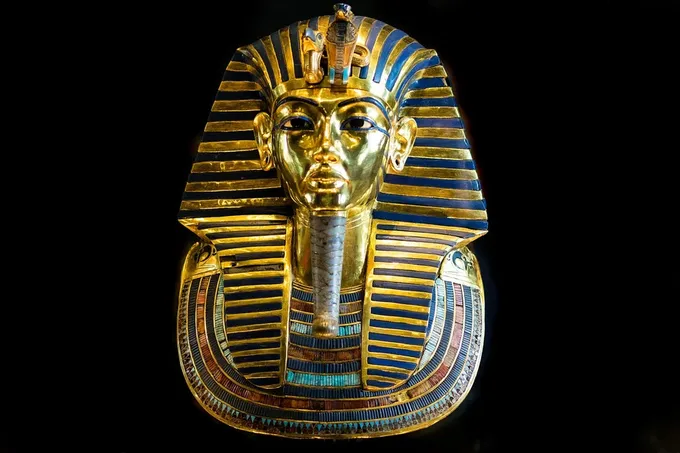 Máscara funeraria de Tutankamón, orfebrería egipcia del Imperio Nuevo