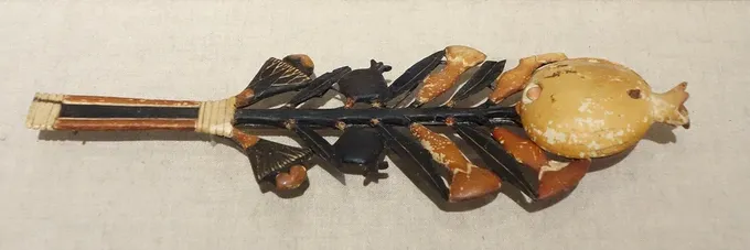 Cuchara de marfil pintado con rama de granado, Egipto, dinastía XVIII