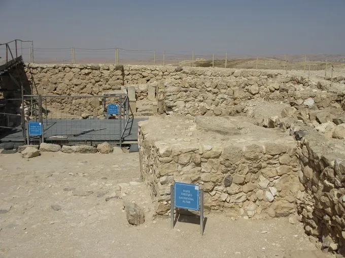 Los dos altares de incienso del santuario de Tel Arad, hallados caídos y cubiertos