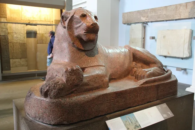 León de granito rojo de Amenhotep III, del templo nubio de Soleb