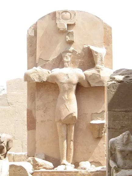 Estatua de Tutmosis III, faraón de la XVIII dinastía, con su nombre en el cinturón