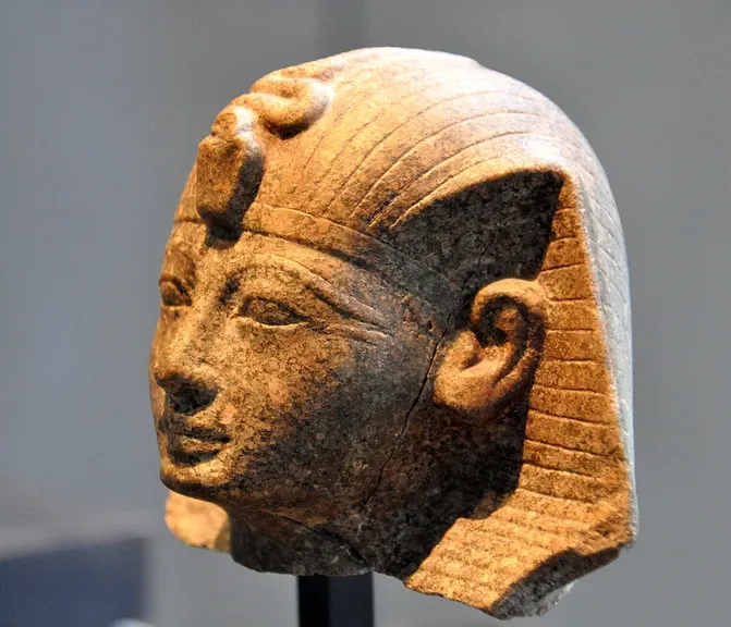 Cabeza de granodiorita del faraón Amenhotep, fragmento de una esfinge