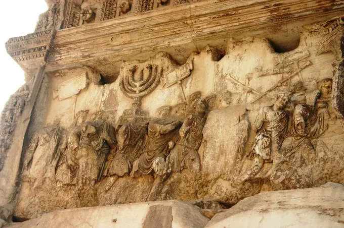 El Arco de Tito: los despojos del Templo camino de Roma