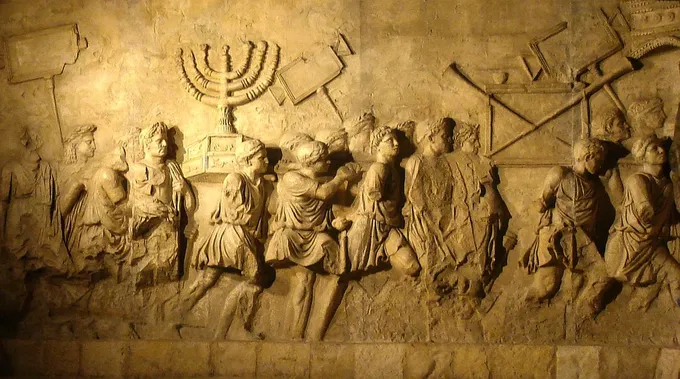 El Arco de Tito: la Menorá camino de Roma; réplica del relieve