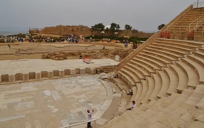 El teatro de Cesarea, el mismo en cuyas gradas se reutilizó siglos después la piedra de Pilato