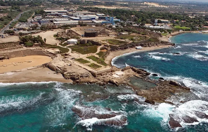 Vista aérea de Cesarea Marítima, con el palacio de Herodes sobre el promontorio