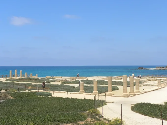 El palacio del promontorio de Cesarea, avanzado sobre el mar