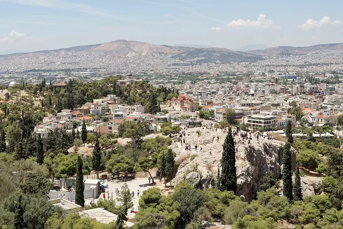 El Areópago de Atenas, donde Pablo, de pie en medio, anunció al Dios no conocido