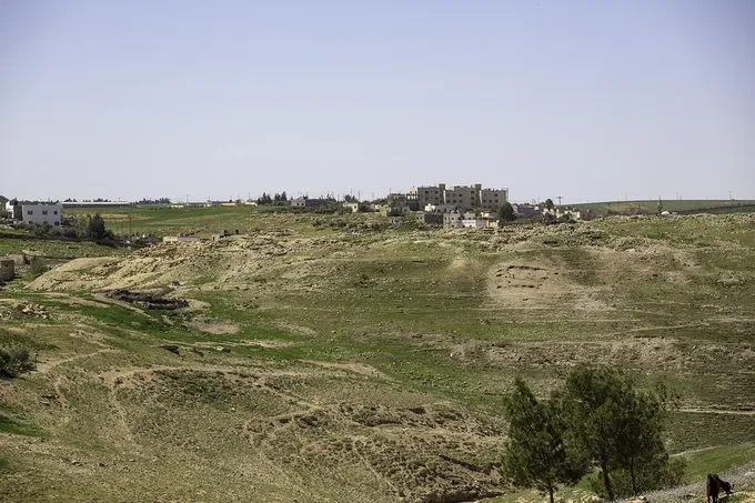 Ruinas de Dibón, capital de Moab, sobre la meseta al este del mar Muerto