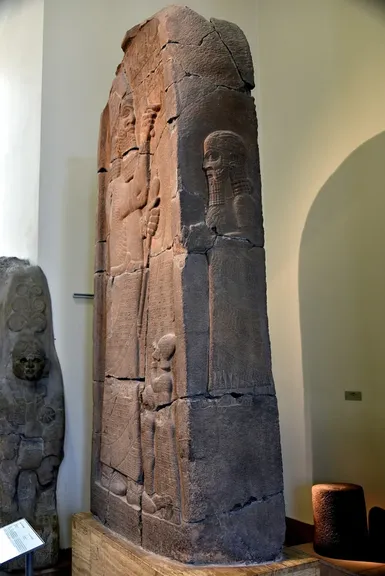 Estela de victoria de Asarhaddón, con cautivos de Egipto y de Cus a sus pies