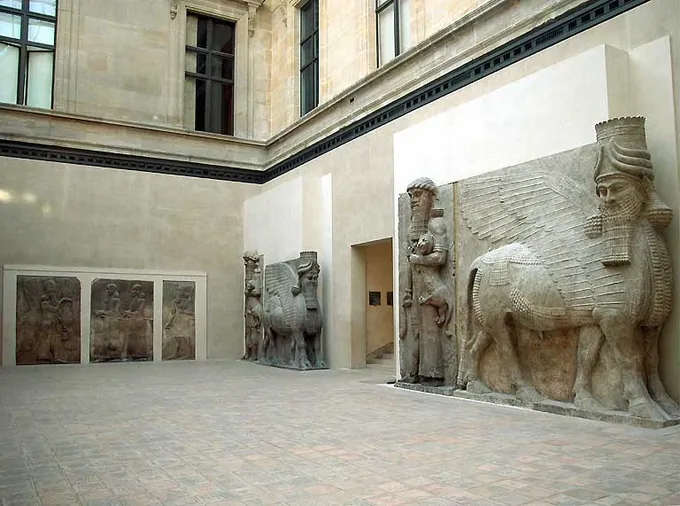 Toro alado (lamassu), guardián de los palacios reales asirios; en aquella corte vivió desterrado Tobías