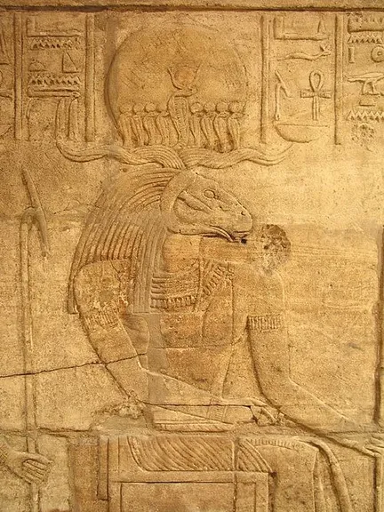 Taharca ofrece dones a Amón-Ra, relieve de su capilla del templo de Kawa