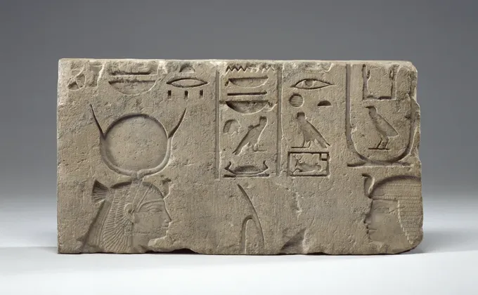 Relieve del faraón Necao II ante la diosa Hator
