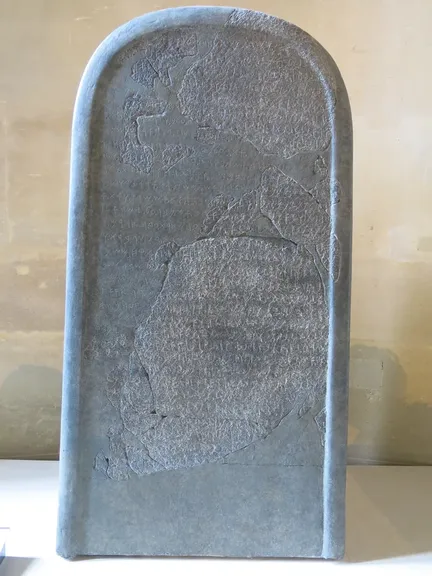 La estela de Mesa, rey de Moab (original en el Museo del Louvre)